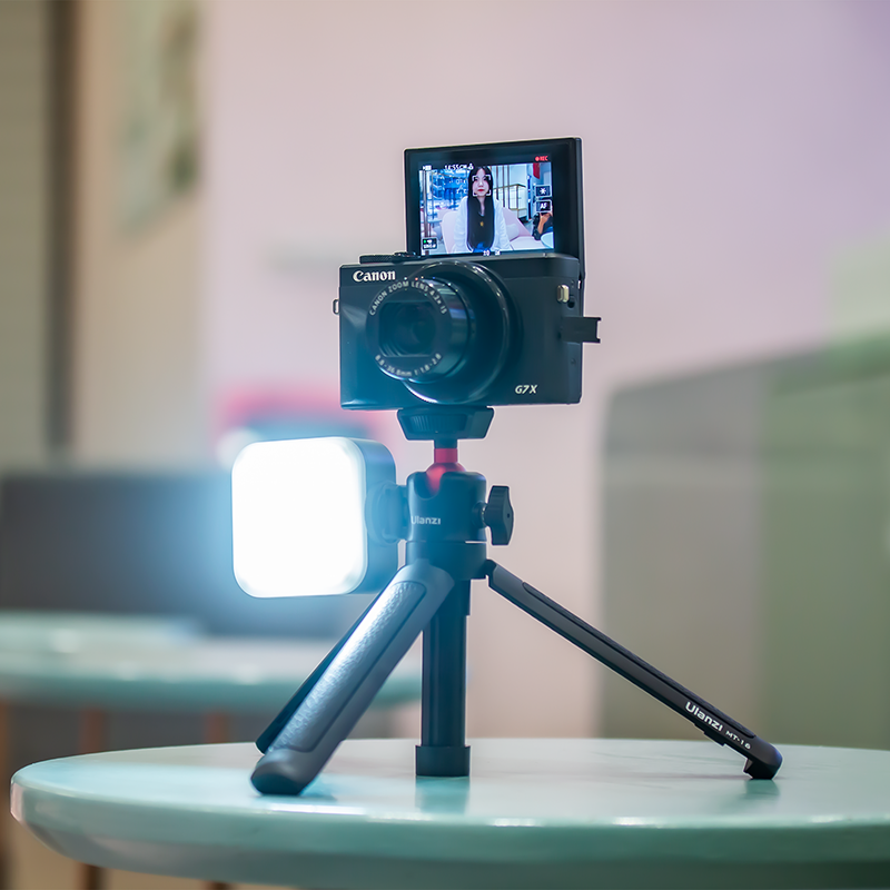 Ulanzi MT-16 Tripod Kit with Canon G7X camera and LED light for vlogging.